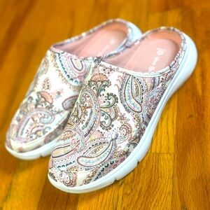 Vera Bradley Women's 2-Mile Slip-On Mule Shoe Sand Paisley Women’s Size 8